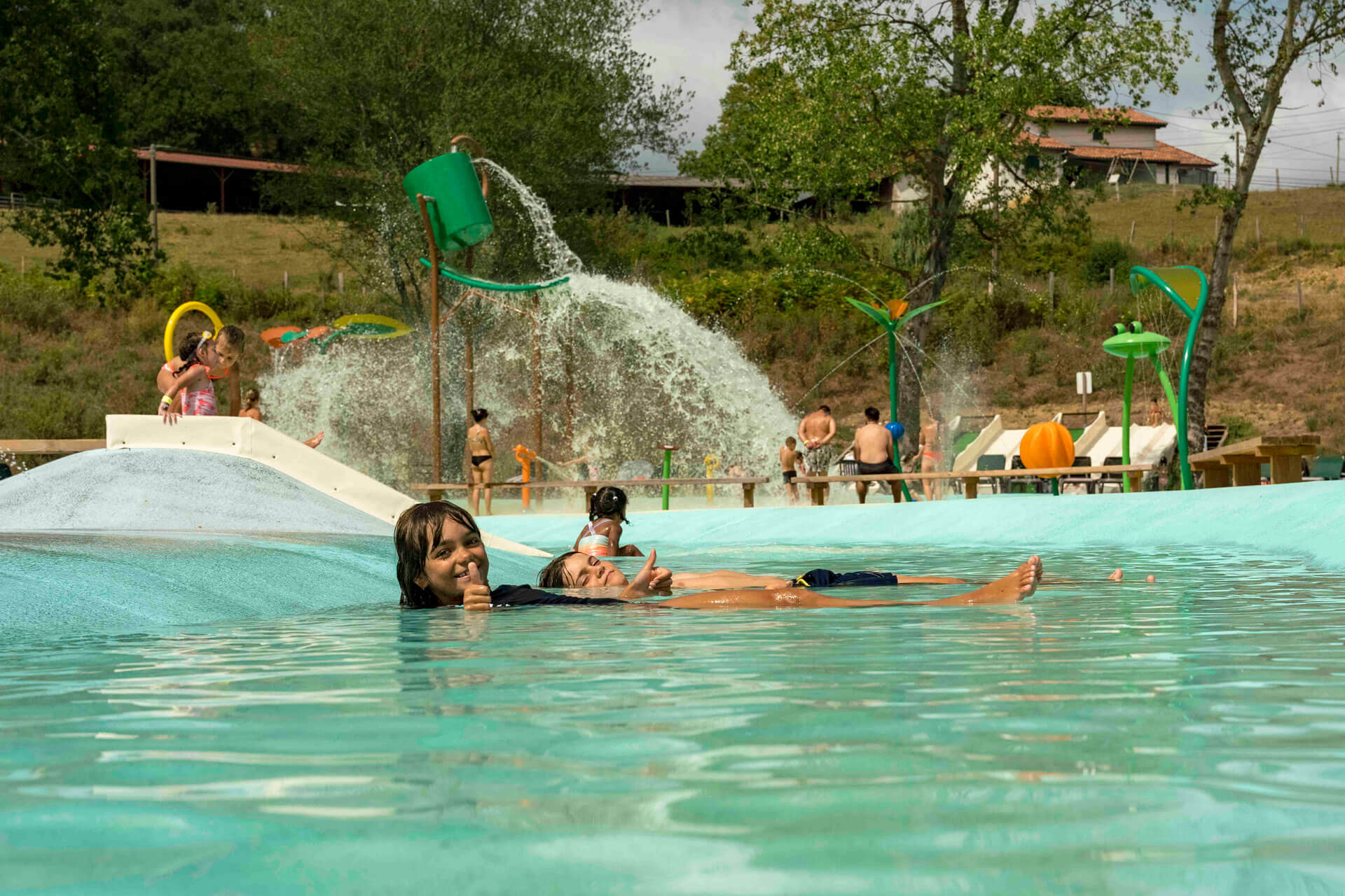 Enfants heureux au parc aquatique à la Base de Mini Pop au Pays Basque